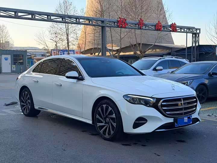 Фото 3 - Mercedes-Benz E-Class