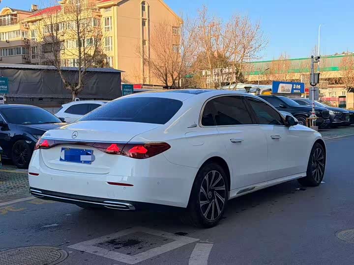 Фото 4 - Mercedes-Benz E-Class