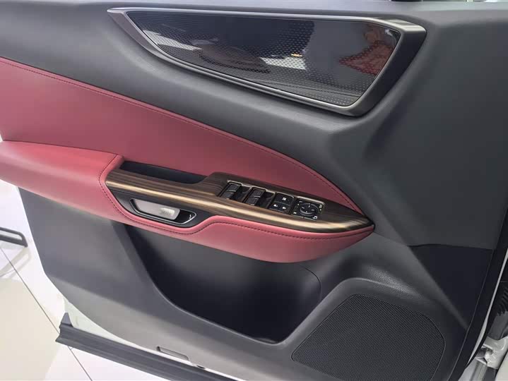 Фото 7 - Lexus NX Hybrid