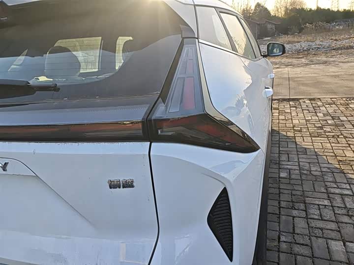 Фото 8 - Geely Atlas