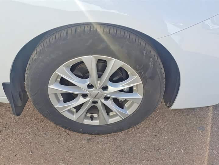 Фото 6 - Roewe i5