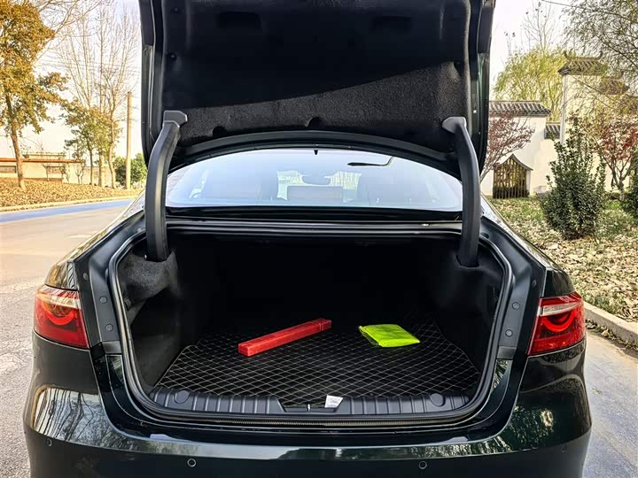 Фото 9 - Jaguar XF L