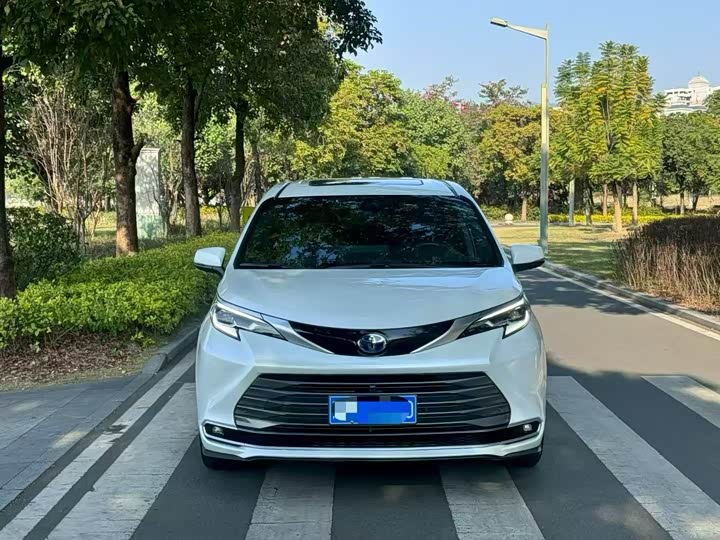 Фото 2 - Toyota Sienna