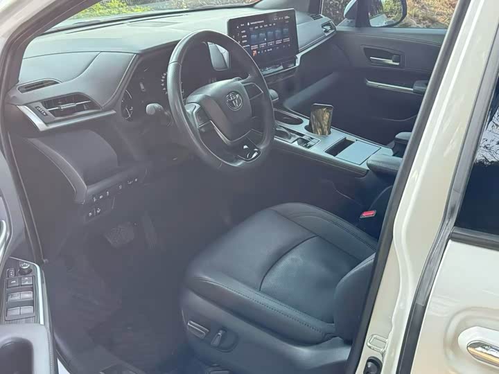 Фото 7 - Toyota Sienna