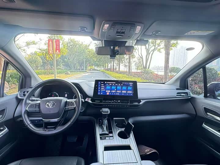 Фото 9 - Toyota Sienna