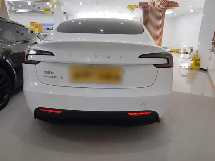 Фото 6 - Tesla Model 3