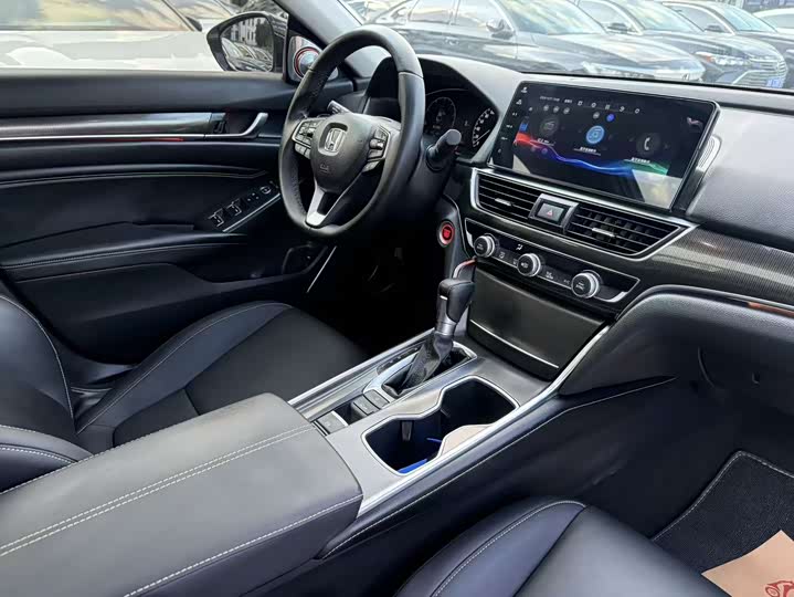 Фото 8 - Honda Accord