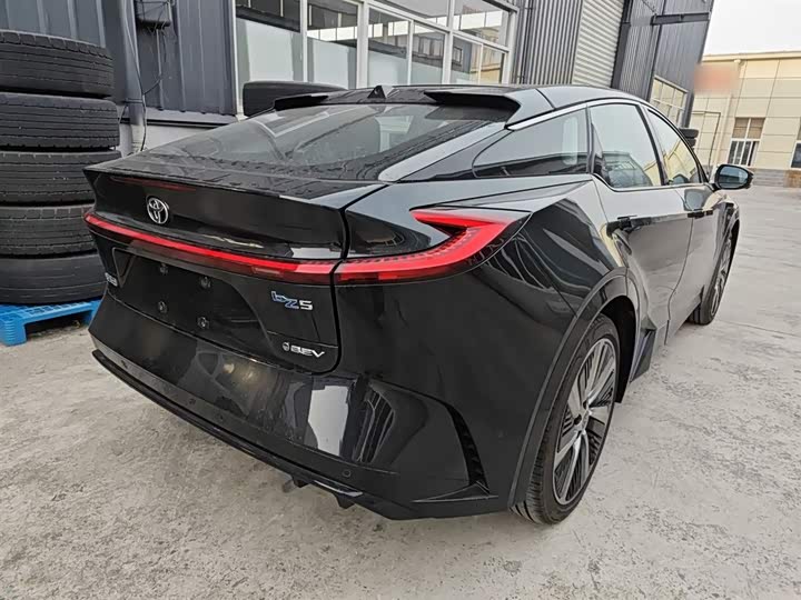 Фото 7 - Toyota bZ5