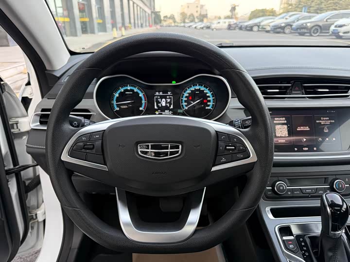 Фото 8 - Geely Emgrand