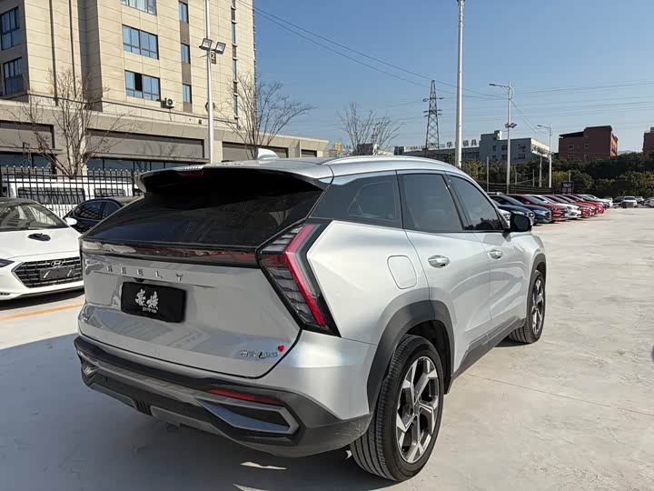 Фото 6 - Geely Atlas L