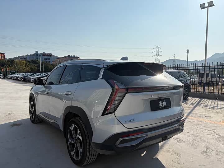 Фото 8 - Geely Atlas L