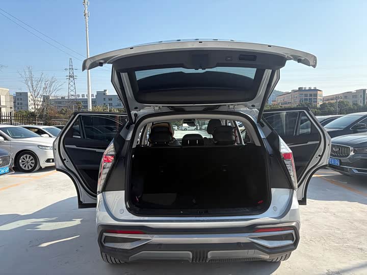 Фото 9 - Geely Atlas L