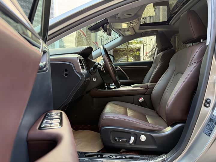 Фото 4 - Lexus RX