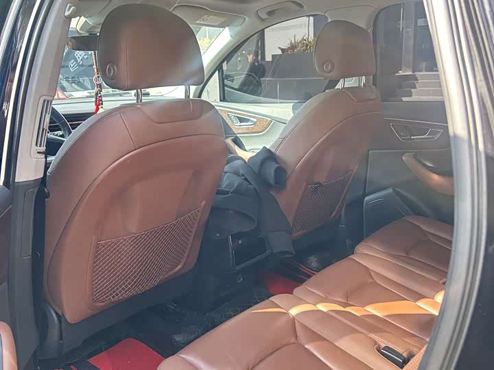 Фото 4 - Audi Q7