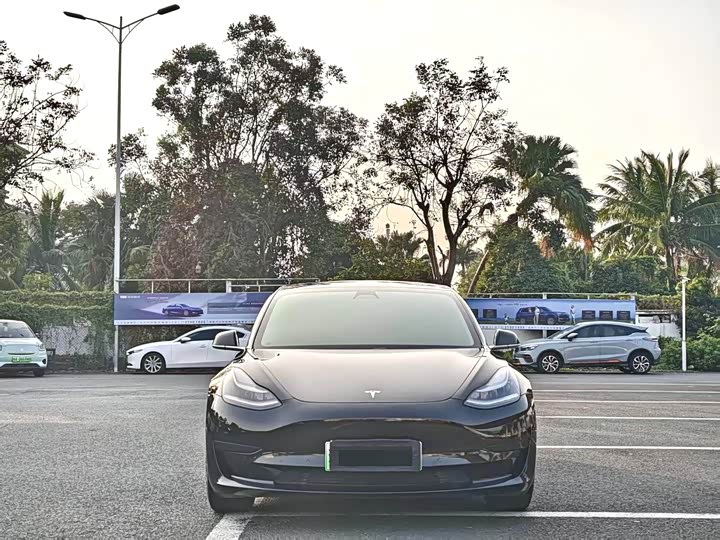 Фото 2 - Tesla Model 3
