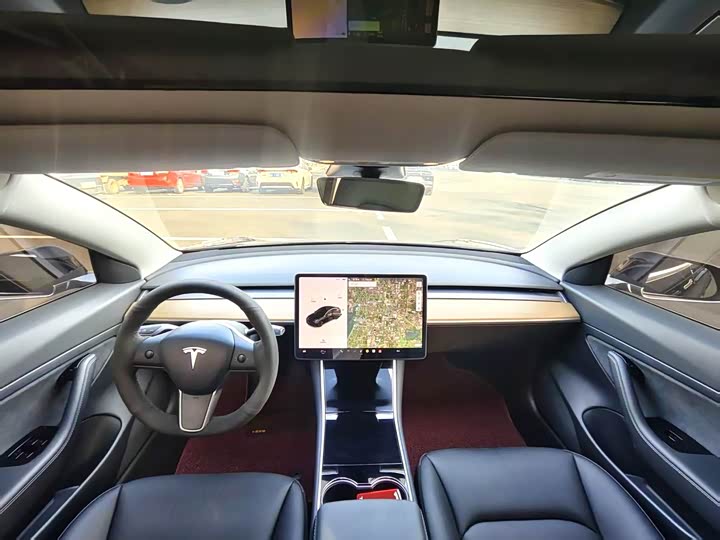 Фото 4 - Tesla Model 3
