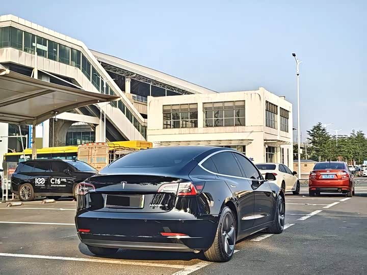 Фото 9 - Tesla Model 3