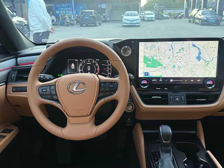 Фото 7 - Lexus ES