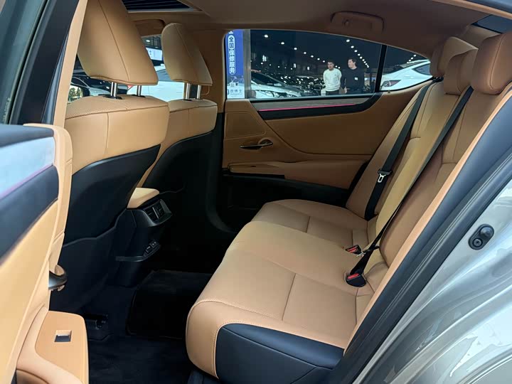 Фото 9 - Lexus ES