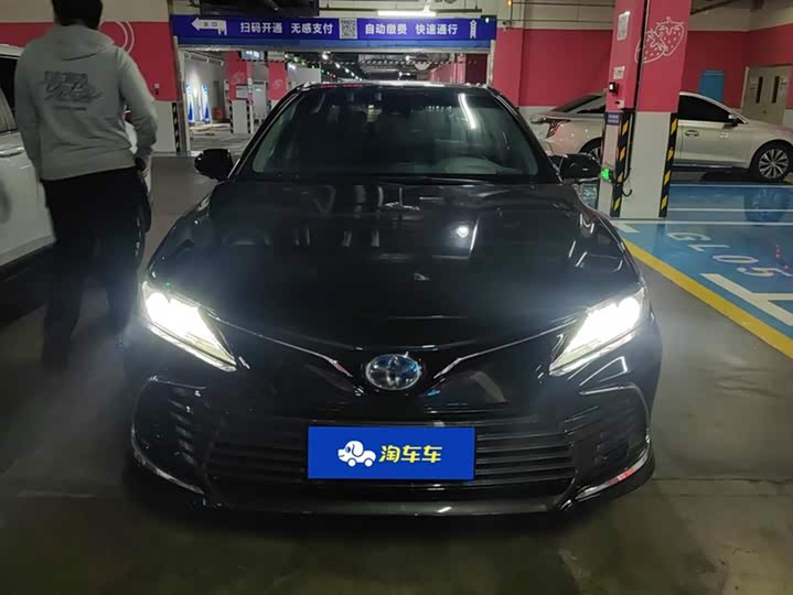 Фото 2 - Toyota Camry