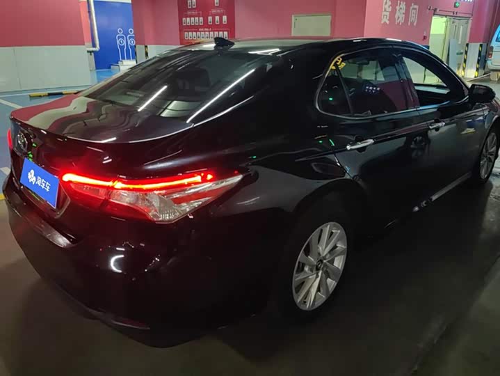 Фото 3 - Toyota Camry