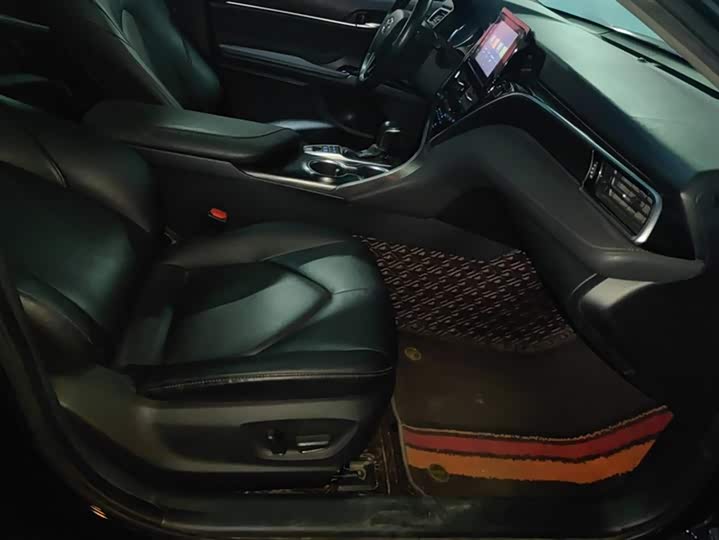 Фото 8 - Toyota Camry