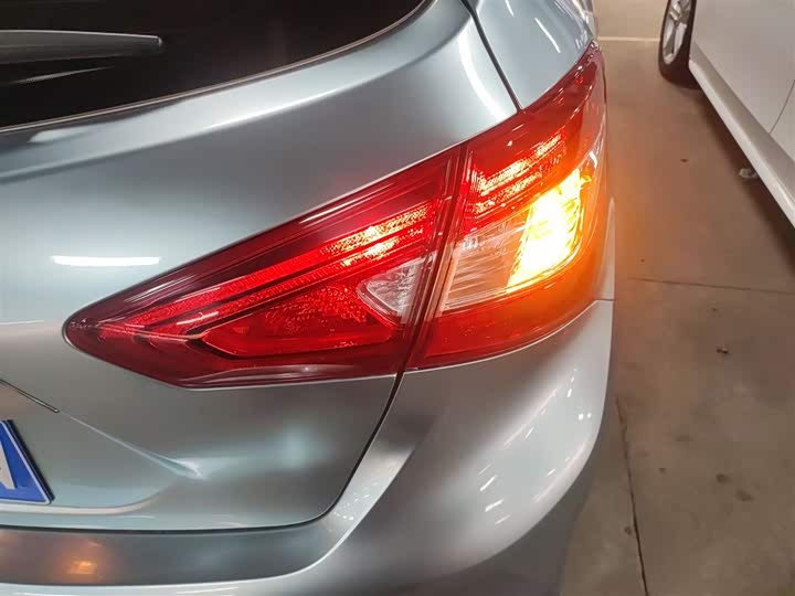 Фото 8 - Nissan Tiida