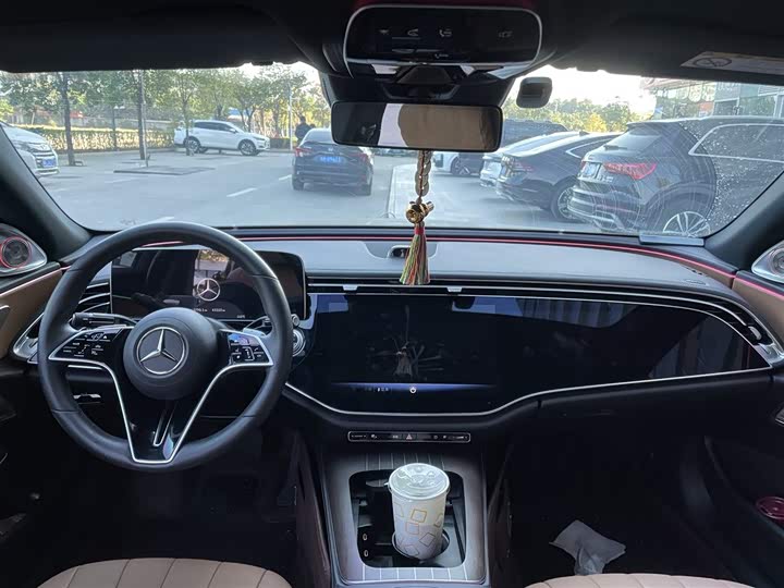 Фото 4 - Mercedes-Benz E-Class