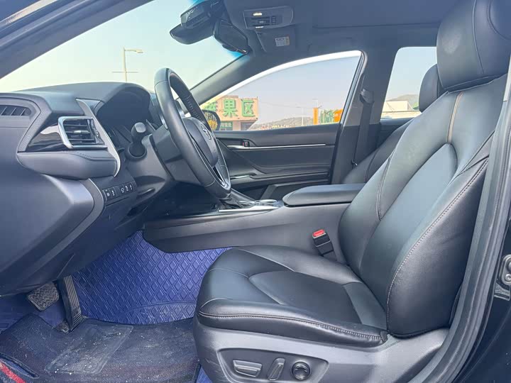 Фото 8 - Toyota Camry