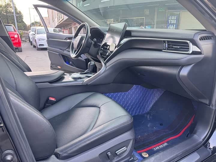 Фото 9 - Toyota Camry