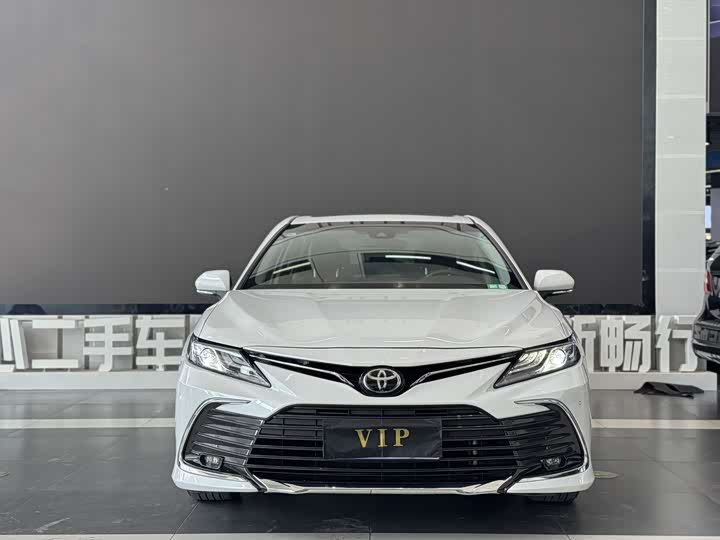 Фото 2 - Toyota Camry