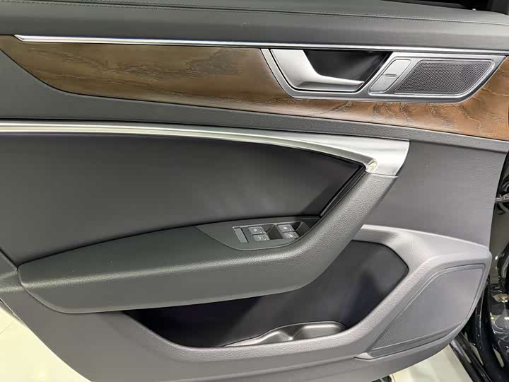 Фото 8 - Audi A6L