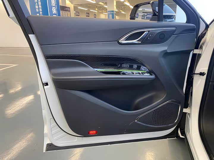 Фото 5 - Hongqi HS3 Hybrid