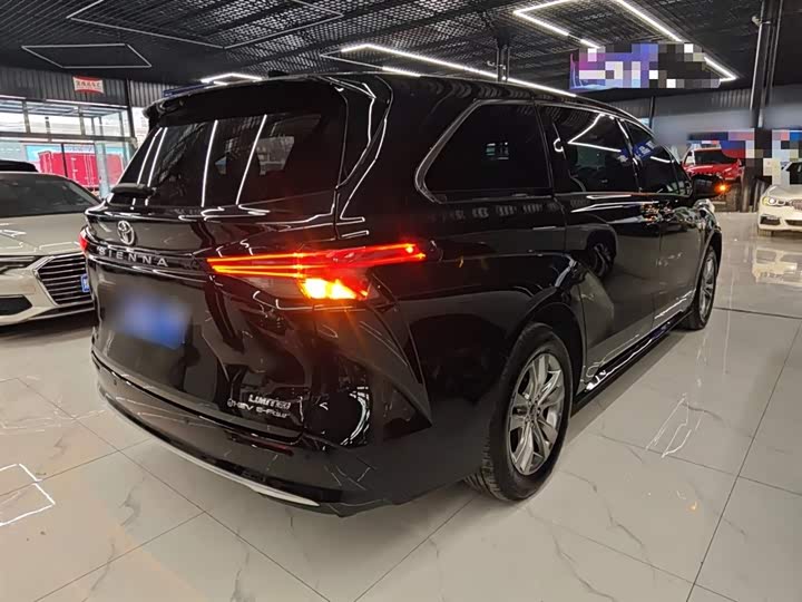 Фото 7 - Toyota Sienna