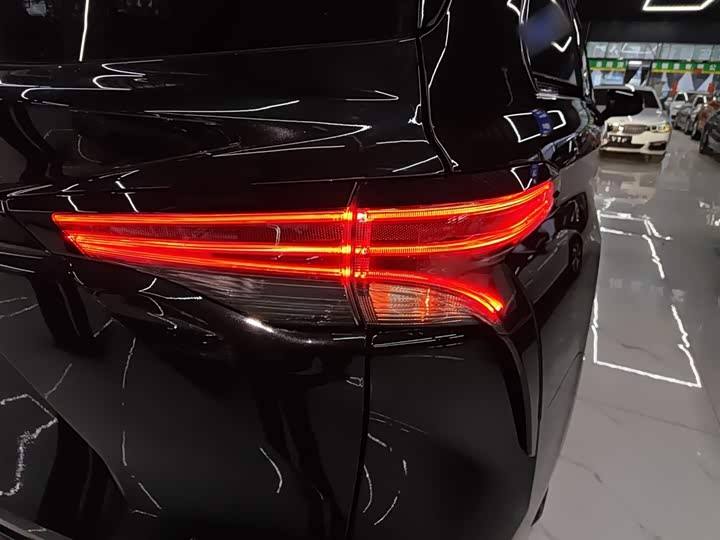 Фото 8 - Toyota Sienna