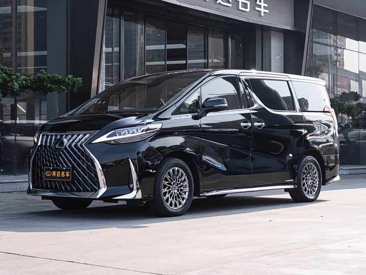 Фото 1 - Lexus LM