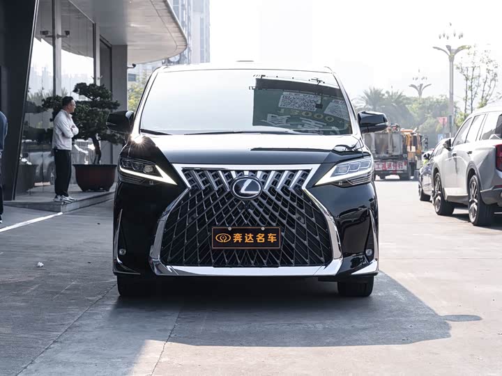 Фото 2 - Lexus LM