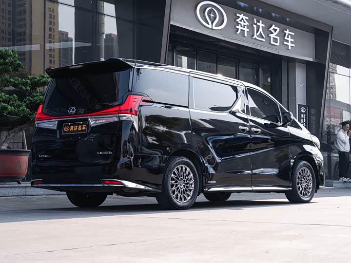 Фото 3 - Lexus LM