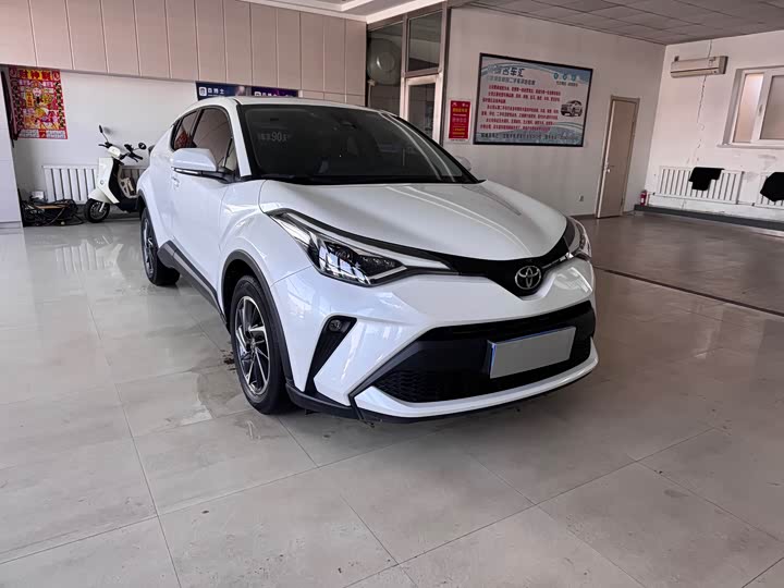 Фото 3 - Toyota C-HR
