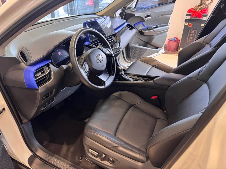 Фото 7 - Toyota C-HR