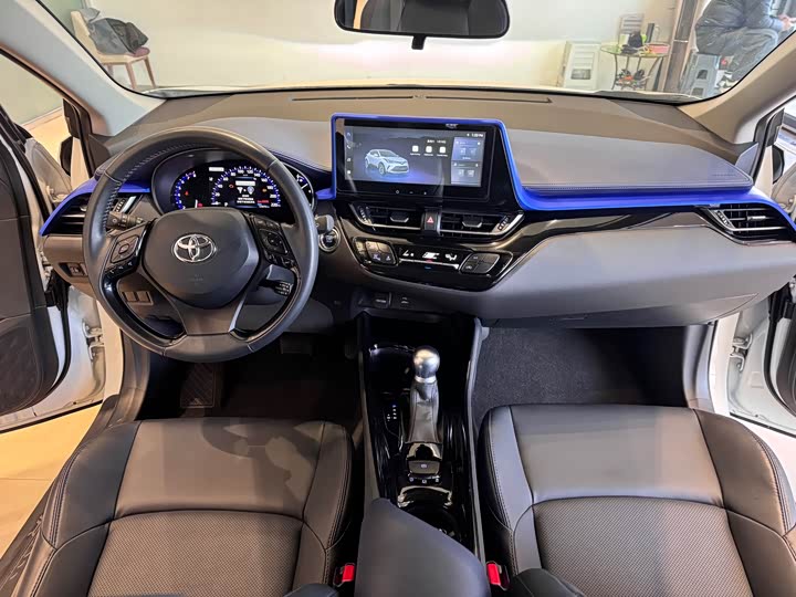 Фото 9 - Toyota C-HR