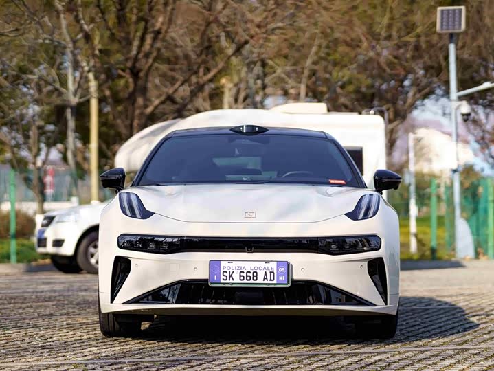 Фото 2 - Zeekr 001