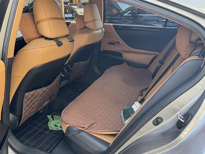 Фото 3 - Lexus ES