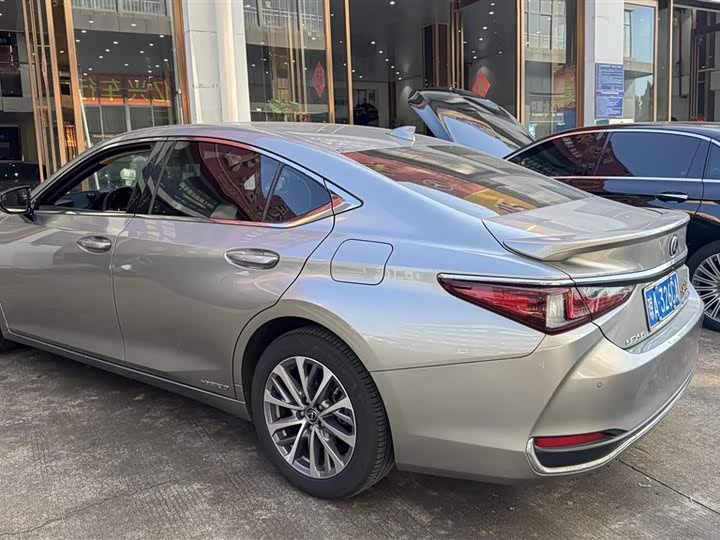 Фото 4 - Lexus ES