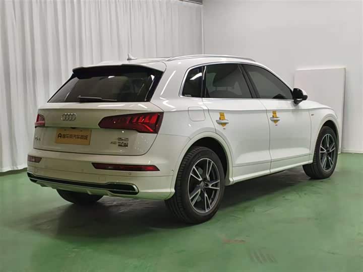 Фото 8 - Audi Q5L