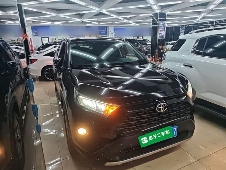 Фото 4 - Toyota RAV4