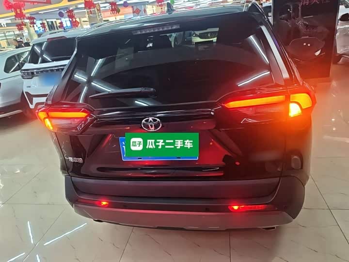 Фото 6 - Toyota RAV4