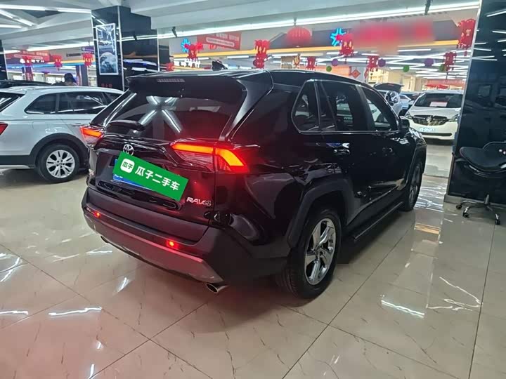 Фото 7 - Toyota RAV4