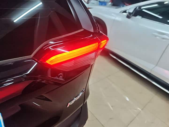 Фото 8 - Toyota RAV4