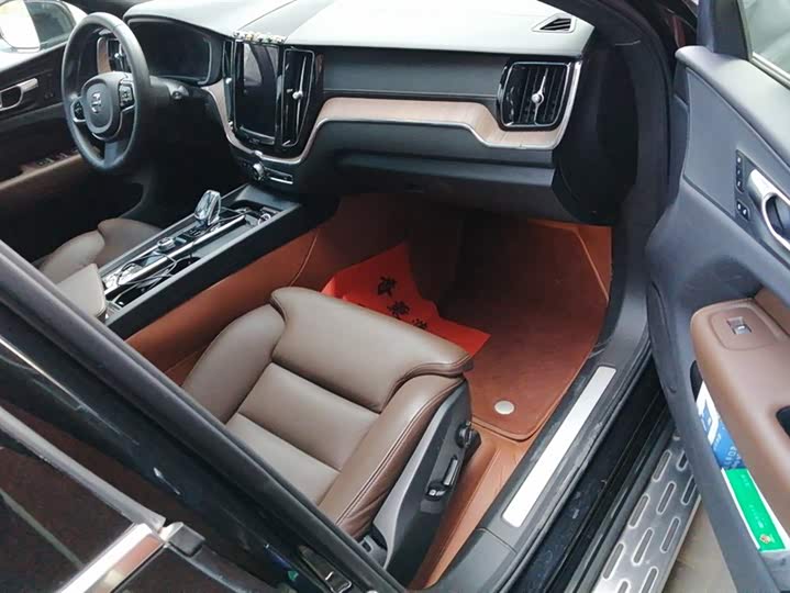 Фото 8 - Volvo XC60